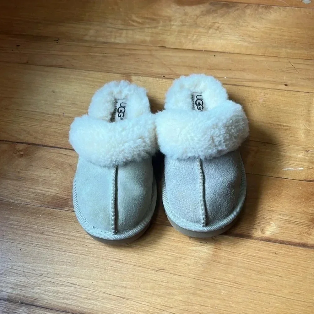 UGG Girl’s Cozy Iil Slipper Little Kids Size 10